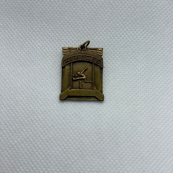 SPORTS HURDLES PENDANT ANTIQUE BRASE TONE VINTAGE - Picture 8 of 8
